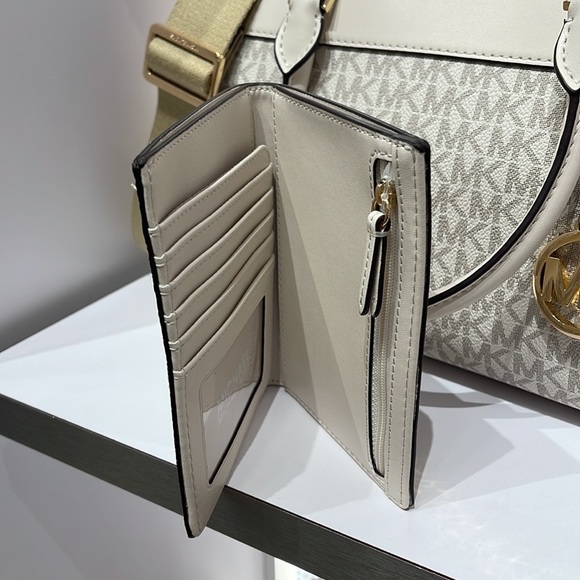 Michael Kors Jet Set Travel Passport Wallet
Light Cream Signature/Golden-Tone - Picture 3 of 16